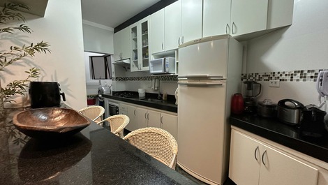 GOLDEN 1 COMPLETE APARTMENT SEASIDE CONDO AC TVs WI-FI POOL 2GAR