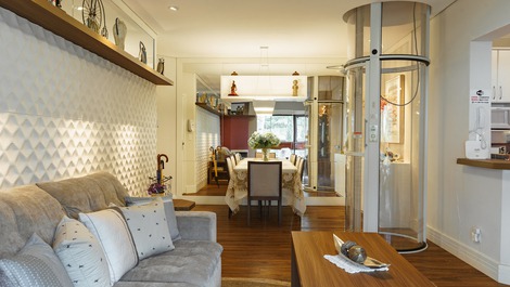 Salas de estar, jantar e cozinha integradas.