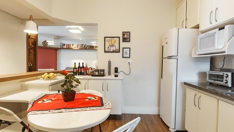 Vista da cozinha e sala de estar.