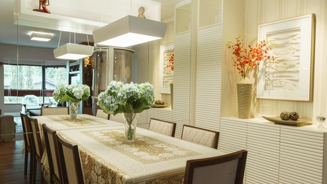 Aqui voce pode fazer uma refeição diferenciada degustando um bom vinho, é claro.