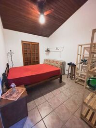 CASA CHARMOSA EM CONDOMÍNIO COM PISCINA WIFI E CHURRASQUEIRA 2/4