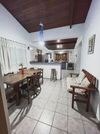 CASA CHARMOSA EM CONDOMÍNIO COM PISCINA WIFI E CHURRASQUEIRA 2/4