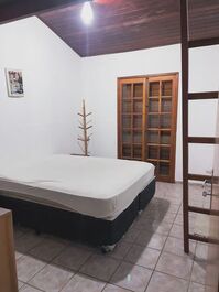 CASA CHARMOSA EM CONDOMÍNIO COM PISCINA WIFI E CHURRASQUEIRA 2/4