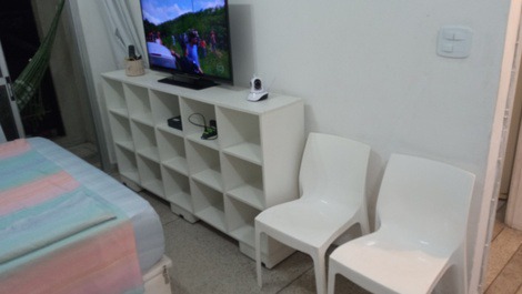 Tv 40 polegadas hd com antena externa, canais básicos, wi-fi,  banco e móvel para colocar pertences