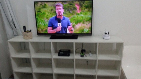 Tv 40 polegadas hd com antena externa, canais básicos, wi-fi,  móvel para colocar pertences