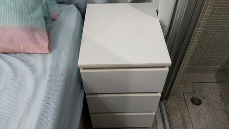 Criado mudo com três gavetas