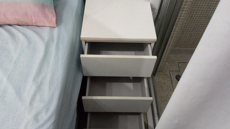 Criado mudo com três gavetas