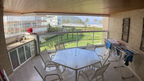 Apartment facing the beach