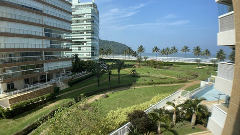 Apartment facing the beach