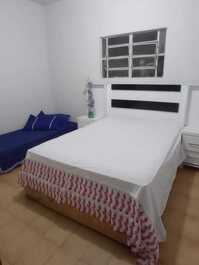 Um quarto com cama de casa e uma acomodação de solteiro 