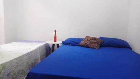 Outro quarto com acomodação de casal e outra de solteiro