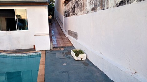 Corredor de acesso à casa/piscina