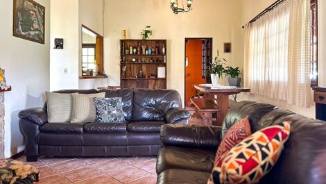 Sala de jantar  e estar,com lareira. 