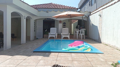 Excelente Casa com Piscina, Área Gourmet e Lareira Pertinho da Praia