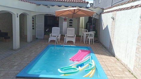 Excelente Casa com Piscina, Área Gourmet e Lareira Pertinho da Praia
