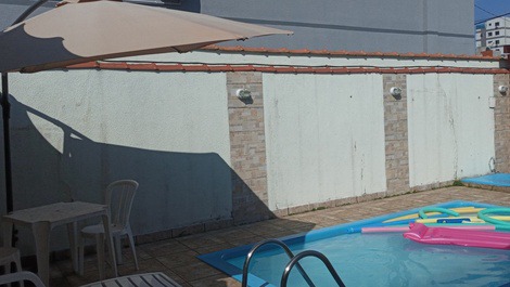 Excelente Casa com Piscina, Área Gourmet e Lareira Pertinho da Praia