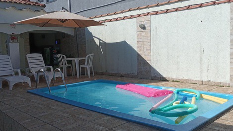 Excelente Casa com Piscina, Área Gourmet e Lareira Pertinho da Praia