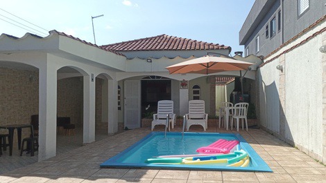 Excelente Casa com Piscina, Área Gourmet e Lareira Pertinho da Praia