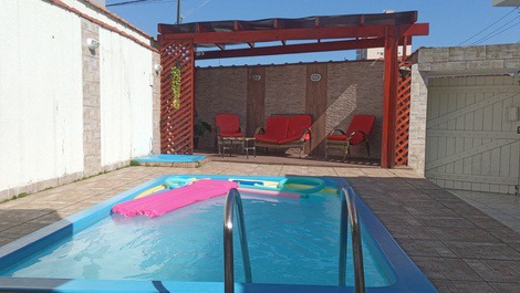 Excelente Casa com Piscina, Área Gourmet e Lareira Pertinho da Praia