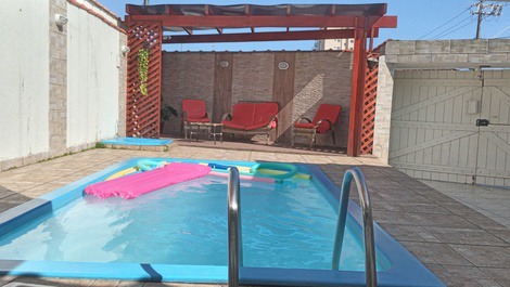 Excelente Casa com Piscina, Área Gourmet e Lareira Pertinho da Praia