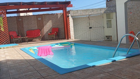 Excelente Casa com Piscina, Área Gourmet e Lareira Pertinho da Praia