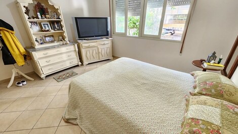 Suite 1 com cama de casal e tv