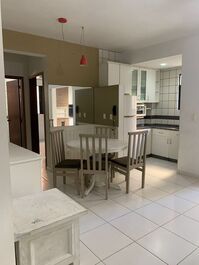 Excelente apto, 1 quarto, 30 mts da praia e 250 mts do Centrinho