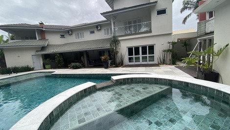 Mansion in Riviera de São Lourenço