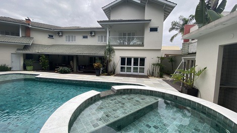 Mansion in Riviera de São Lourenço