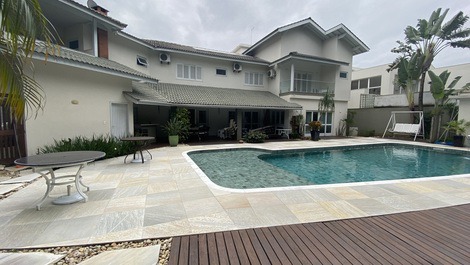 Mansion in Riviera de São Lourenço