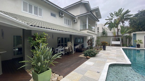 Mansion in Riviera de São Lourenço