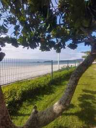 SEU APARTAMENTO PÉ NA AREIA NA PRAIA DE CANASVIEIRAS!