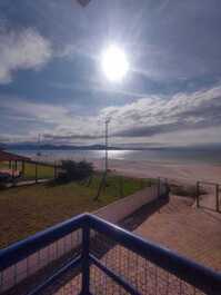 SEU APARTAMENTO PÉ NA AREIA NA PRAIA DE CANASVIEIRAS!