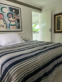 Casa con mágicas vistas al mar y montaña.