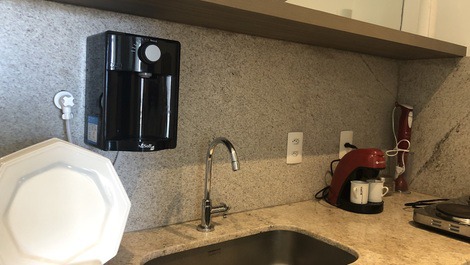 Cozinha equipada com purificador de agua