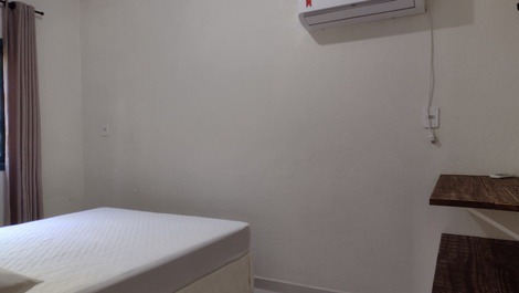 Quarto 1. ar condicionado, armário para roupas e cama box de casal.