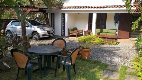 Jardim, estacionamento e varanda com sofás