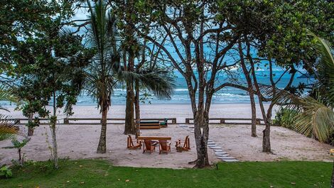 Lujosa casa frente al mar en Camburi con 5 suites y jacuzzi.