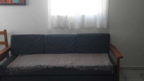 Bicama na sala com um colchão de solteiro extra. dorme uma pessoa.