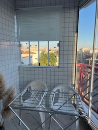 Ótimo apartamento, 2 quartos ( 1 com AC ), sacada com churrasqueira