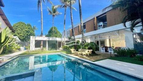 Exclusive mansion with 6 suites, high standard on the Riviera de São Lourenço:
