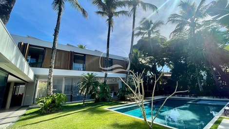 Exclusive mansion with 6 suites, high standard on the Riviera de São Lourenço:
