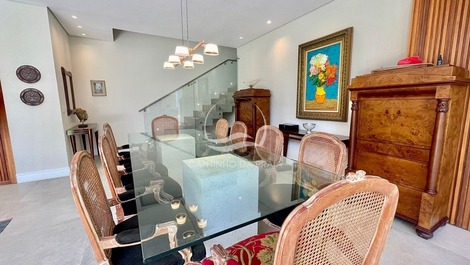 Exclusive mansion with 6 suites, high standard on the Riviera de São Lourenço: