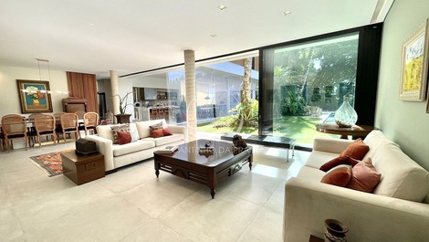 Exclusive mansion with 6 suites, high standard on the Riviera de São Lourenço: