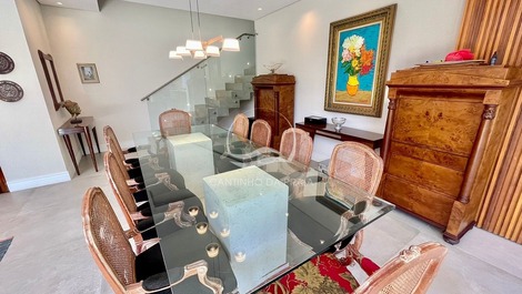 Exclusive mansion with 6 suites, high standard on the Riviera de São Lourenço: