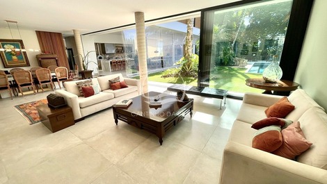 Exclusive mansion with 6 suites, high standard on the Riviera de São Lourenço: