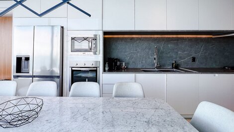 Ático dúplex con piscina infinita y vistas panorámicas al mar