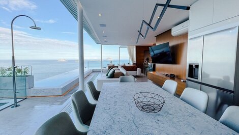 Ático dúplex con piscina infinita y vistas panorámicas al mar