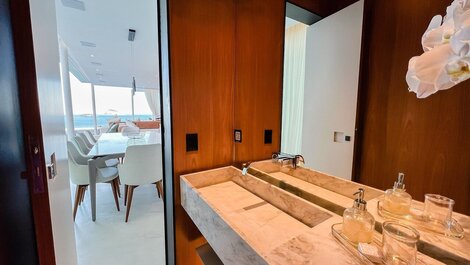 Ático dúplex con piscina infinita y vistas panorámicas al mar