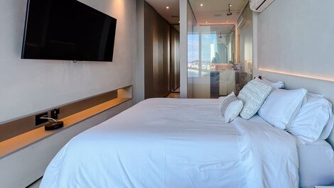 Ático dúplex con piscina infinita y vistas panorámicas al mar